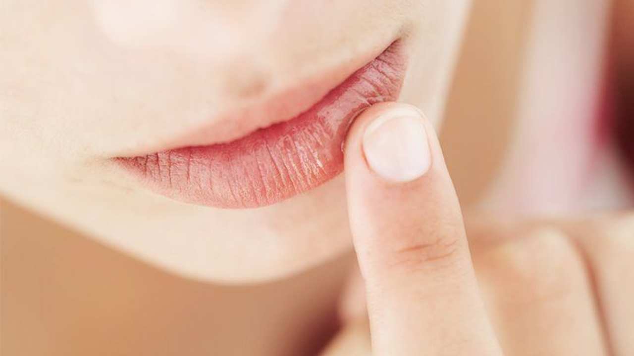 Dry Lips in Winter : చలికాలంలో పెదాల పగుళ్ళకు చిట్కాలు