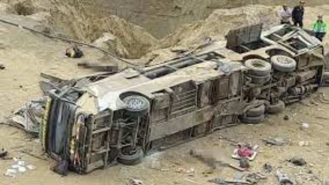 Bus Accident: ఘోర రోడ్డు ప్రమాదం.. 25 మంది మృతి.. పదుల సంఖ్యలో గాయాలు