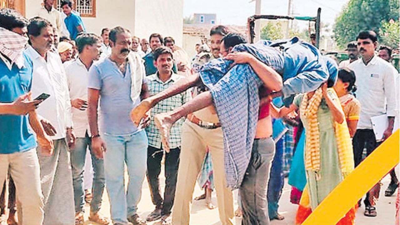 Telangana News: పోస్టుమార్టం వద్దని డెడ్ బాడీ ఎత్తుకొని పరుగులు.. వెంబడించిన పోలీసులు