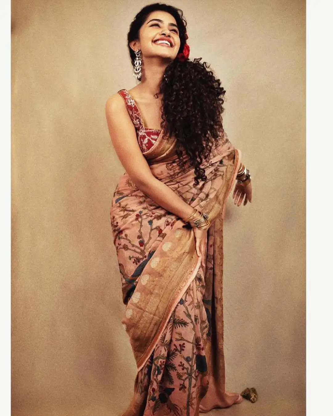 South actress Anupama Parameswaran Stuns In Retro Looks