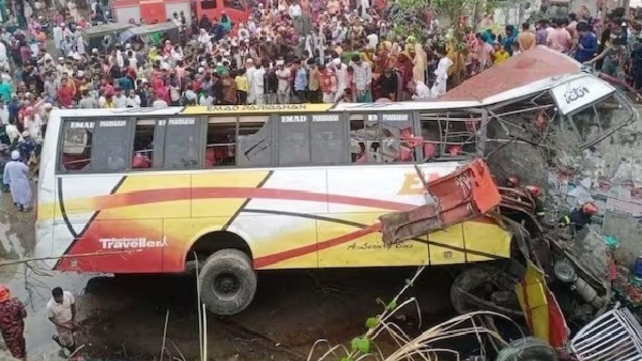 Bangladesh Bus Accident: బంగ్లాదేశ్ లో ఘోర రోడ్డు ప్రమాదం.. తుక్కు తుక్కైన బస్సు.. 17 మంది మృతి!