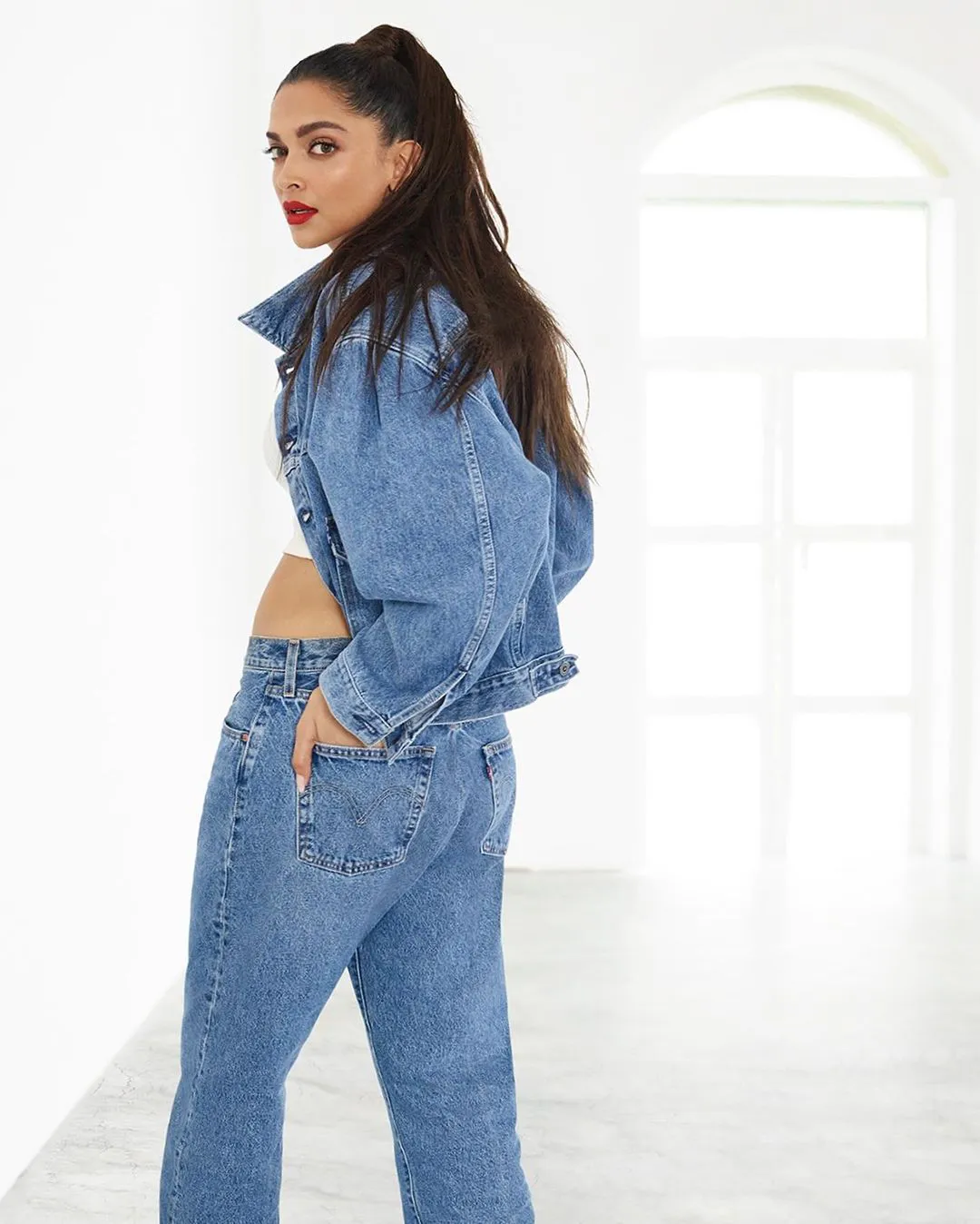 Deepika Padukone trendy looks in jeans