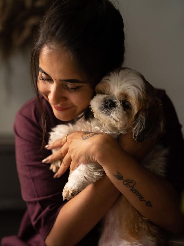 Deepthi Sunaina Cute Clicks with her Puppy..