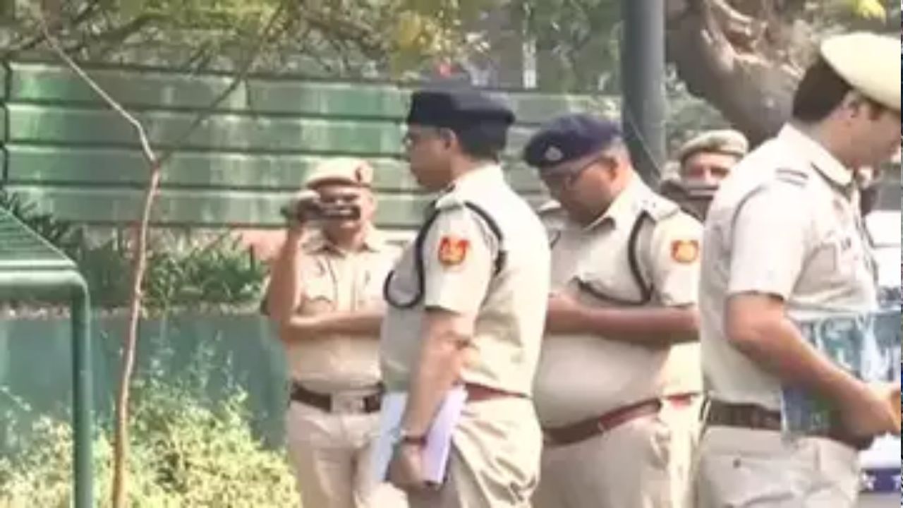 Delhi Police: రాహుల్ గాంధీ నివాసాన్ని ముట్టడించిన పోలీసులు.. ఏం జరగబోతుందనే ఉత్కంఠ..!