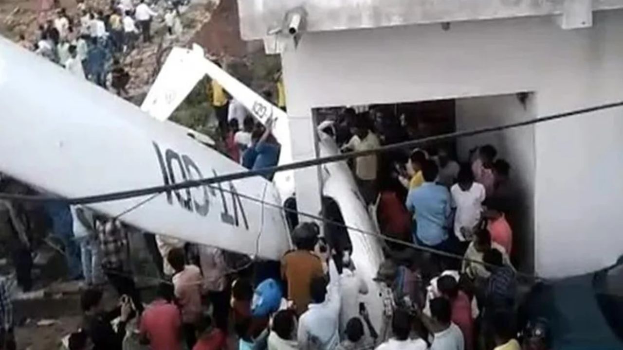 Glider Plane Collides on House: విమానంలో సాంకేతిక లోపం.. ఇంటిపై కూలి ముక్కలుముక్కలు