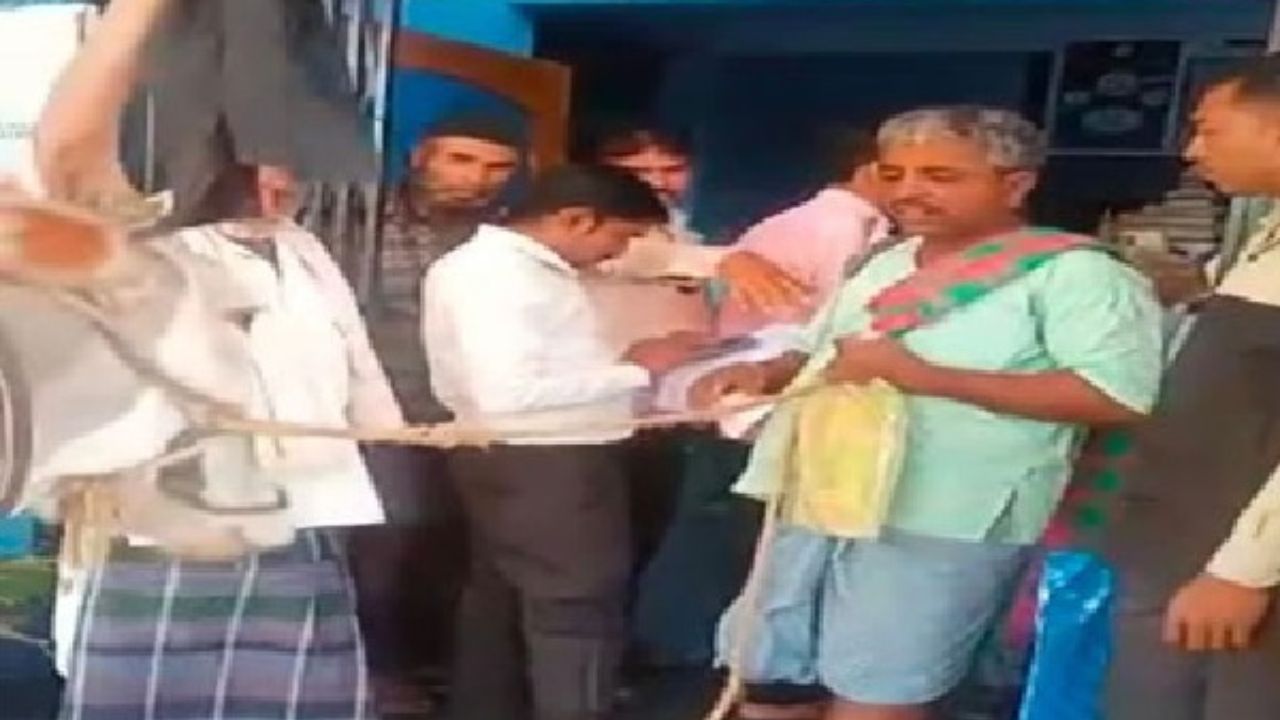Karnatana Haveri: లంచం అడిగిన మున్సిపాలిటీ అధికారులు.. ఎద్దును ఆఫీసుకి తోలుకొచ్చిన రైతు