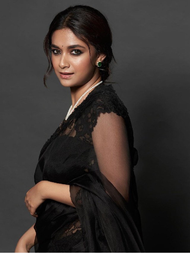 Keerthy Suresh stunning looks in black saree..