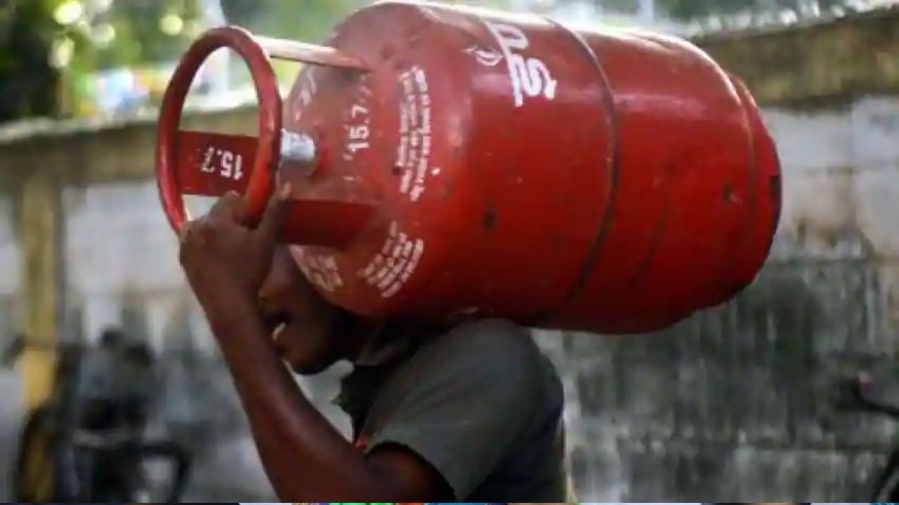 LPG Cylinder Price Hike: మళ్ళీ బాదేశారు బాబోయ్.. వంట గ్యాస్ సిలిండర్ పై రూ.50 పెంపు!