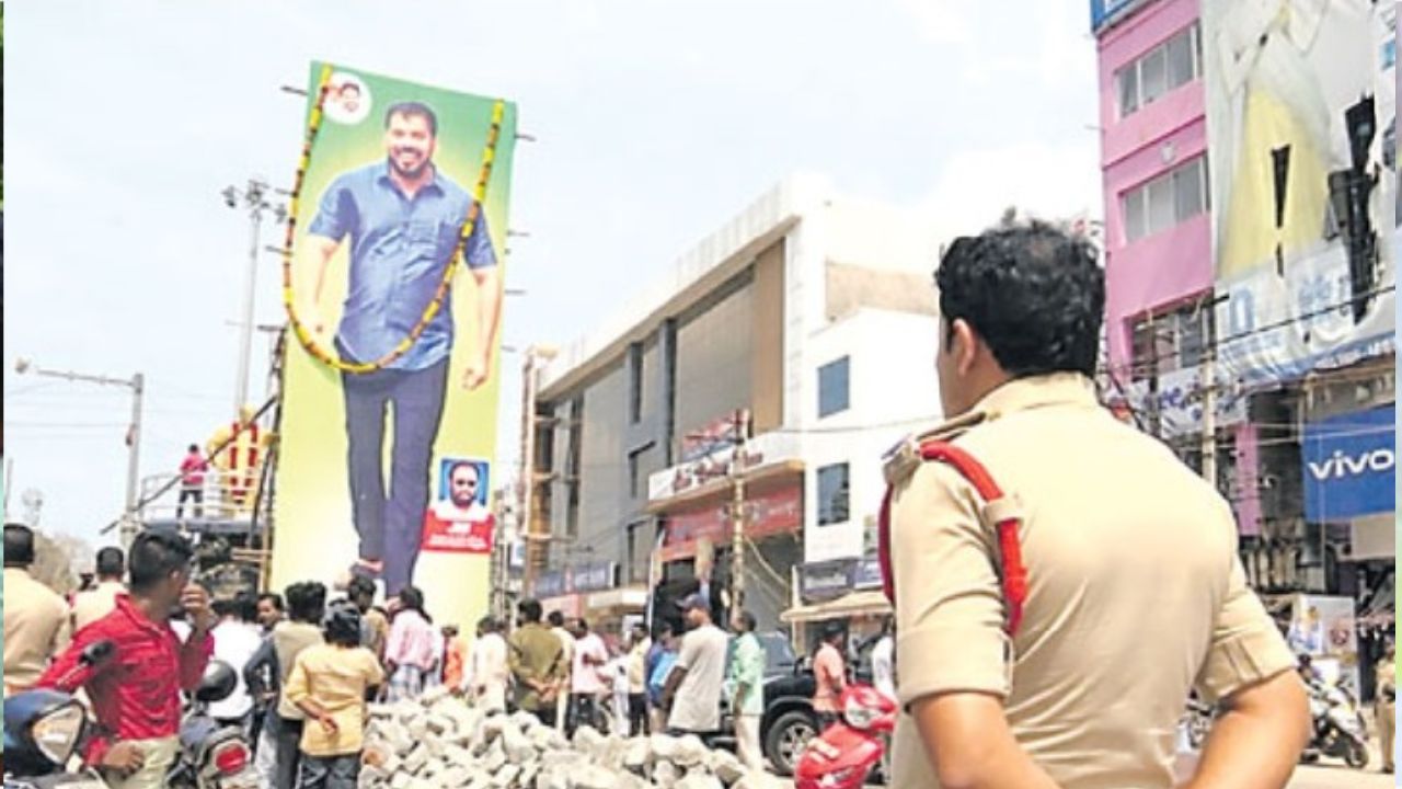 Nellore City: ఎన్టీఆర్ విగ్రహానికి అడ్డుగా అనిల్ కుమార్ యాదవ్ కటౌట్‌.. కాపలాగా ఓ సీఐ, 15 మంది పోలీసులు!