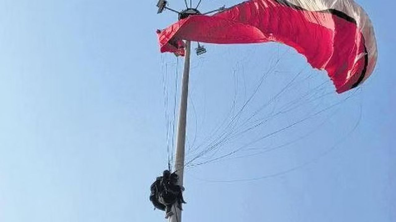 Paragliding Gone Wrong: పారాగ్లైడింగ్‏కు వెళ్లిన పారాచూట్ ఫెయిల్.. స్తంభంపై చిక్కుకున్న జంట!