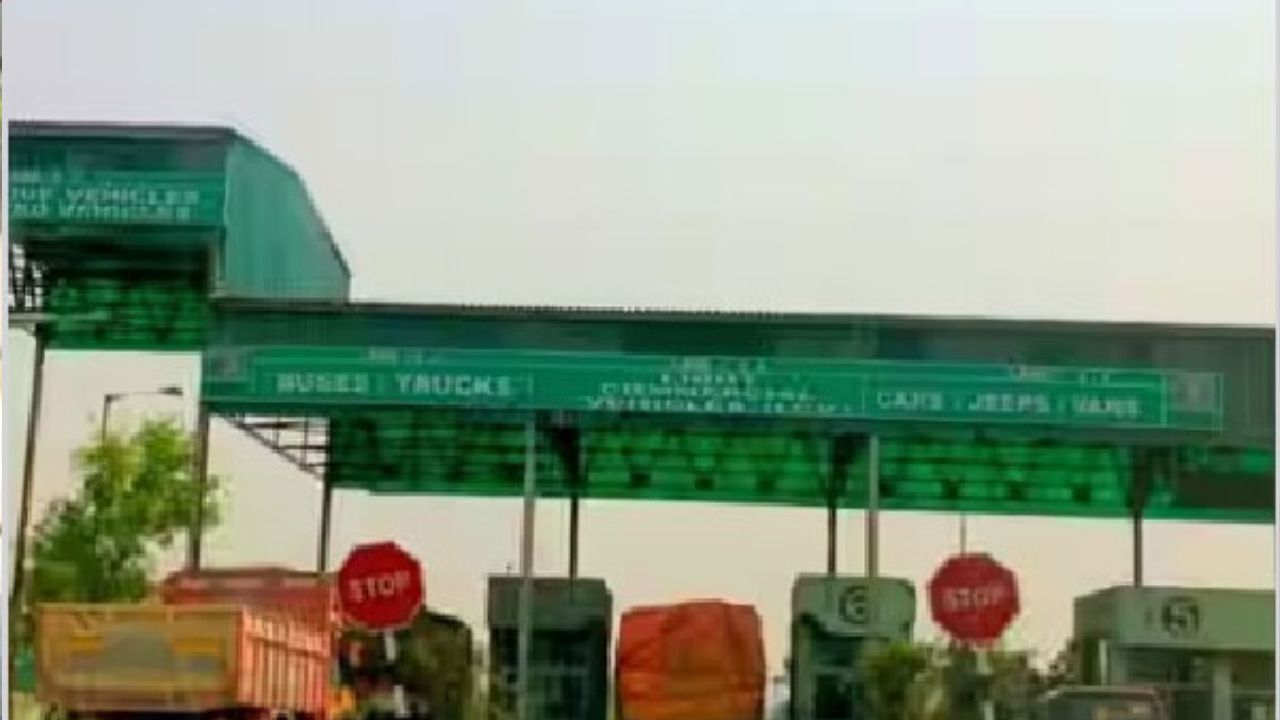 Srikakulam: ఆటో నుండి కిందపడిపోయిన రూ.500 నోట్ల కట్టలు.. ఏరుకున్న రోడ్డుపై వెళ్తున్న ప్రయాణికులు!