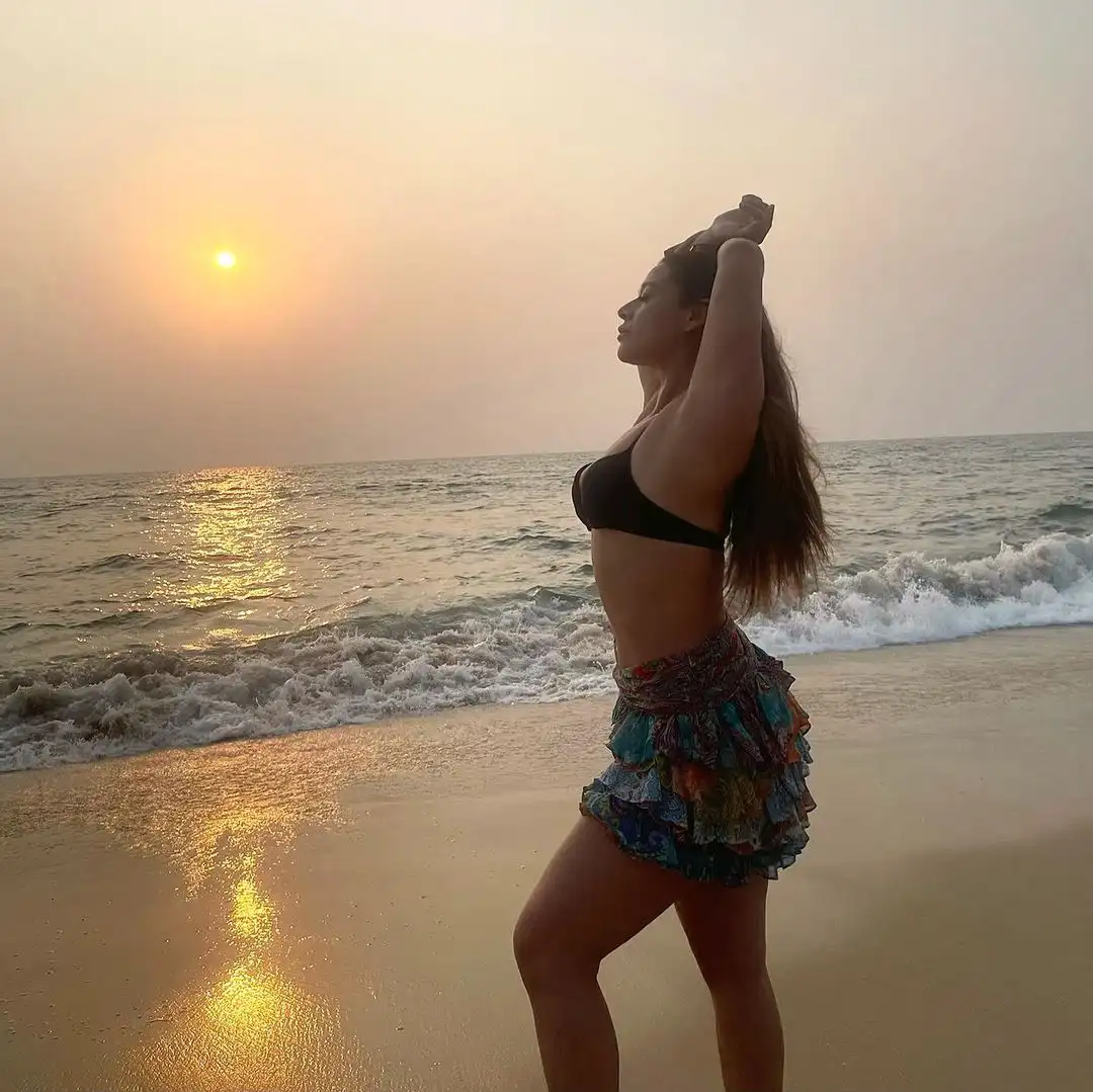 Tiger Shroff sister Krishna Shroff bikini show at beach side