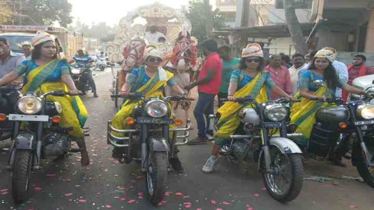Trending Marriage: గోదారోళ్లా మజాకా.. గుర్రాల రథంలో పెళ్లి కొడుకు.. అమ్మాయిలు చీరకట్టి బుల్లెట్లపై స్వాగతం!